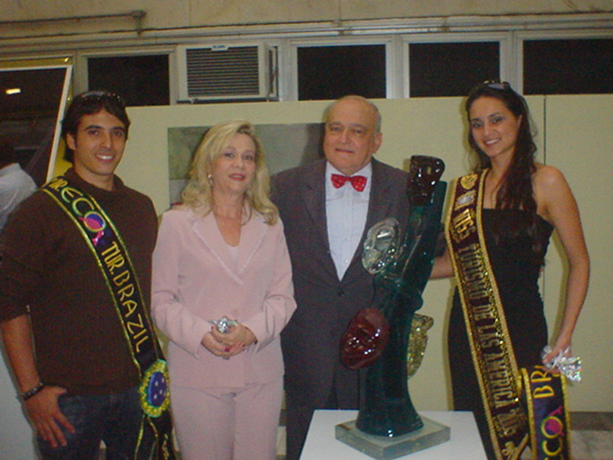 Miss e Mister Turismo do Brasil 2005 com a escultora Elizabeth Tudisco e Emanuel von Lauenstein Massarani, Superintendente do Patrimnio Cultural<a style='float:right;color:#ccc' href='https://www3.al.sp.gov.br/repositorio/noticia/03-2008/foto massarani.jpg' target=_blank><i class='bi bi-zoom-in'></i> Clique para ver a imagem </a>